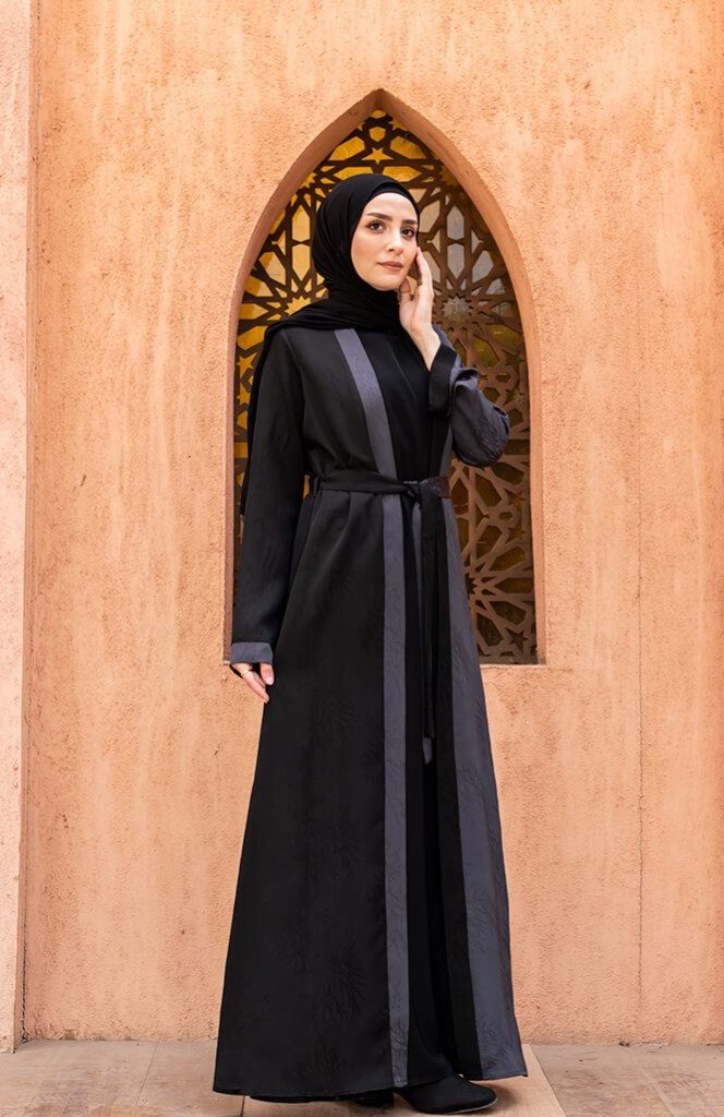 عباية خليجية كلاسيكية سوداء فاخرة